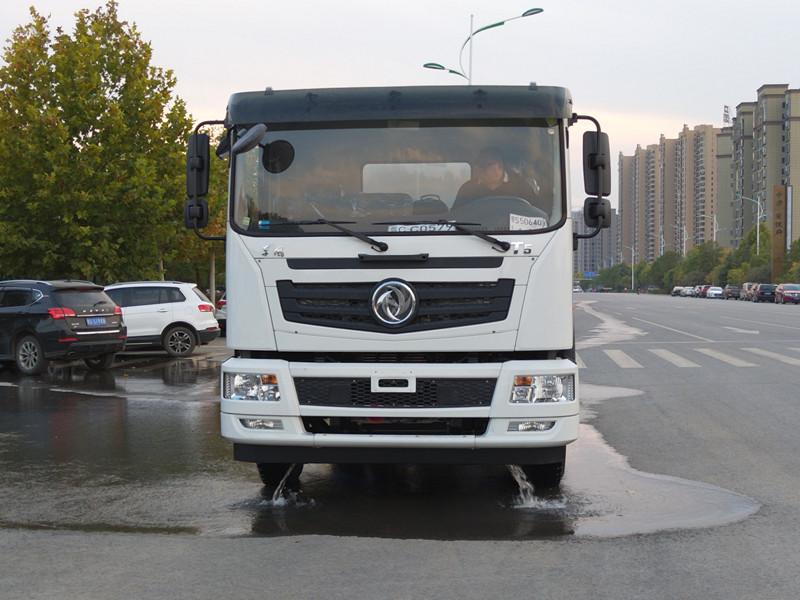 東風(fēng)灑水車(chē)廠家直銷(xiāo)