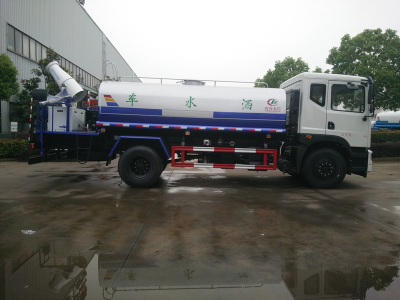 東風(fēng)灑水車(chē)廠家直銷(xiāo)