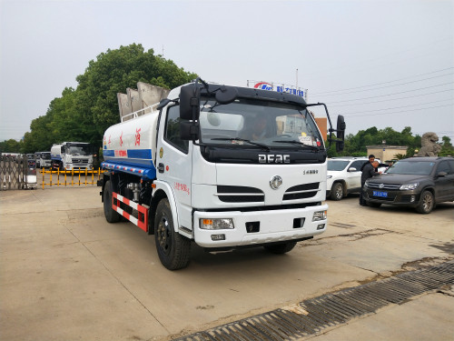 馬路灑水車，路人和車主都嫌棄，你遇過這種情況嗎