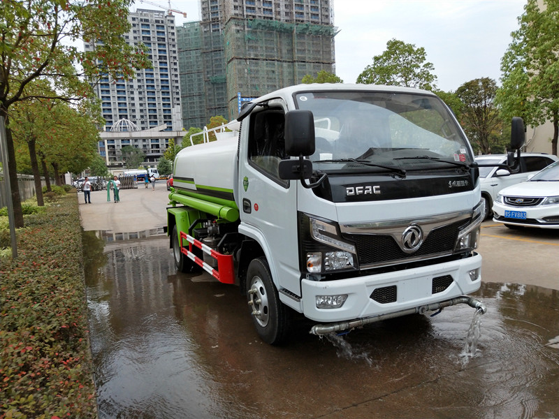 園林綠化灑水車灌溉方法-東風(fēng)灑水車生產(chǎn)廠家