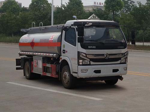 專威牌HTW5125GYYEC6型運(yùn)油車