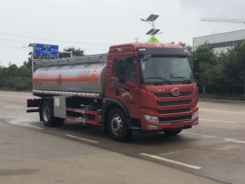 專威牌HTW5185GYYC6C型運(yùn)油車