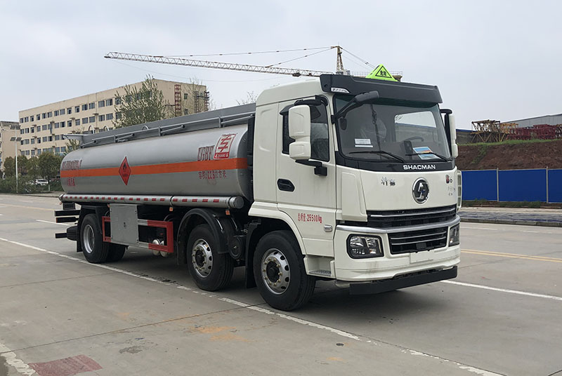 專威牌HTW5261GYYS6Q型運(yùn)油車