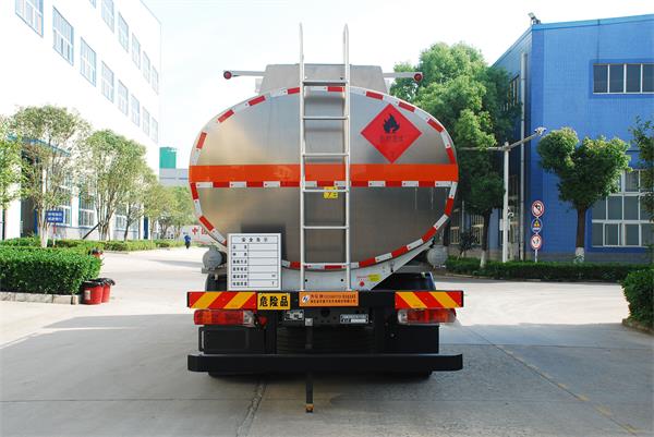 齊星牌QXC5266GYYZ6型鋁合金運(yùn)油車