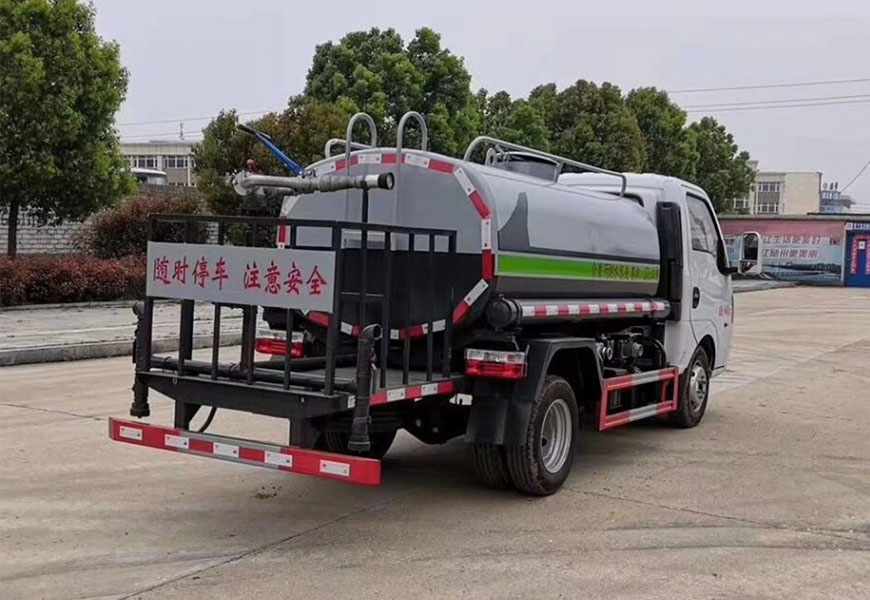東風(fēng)涂逸3方藍(lán)牌綠化灑水車(chē)后方展示圖